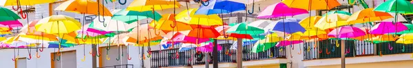 Bunte Regenschirme Schmücken Die Straßen Bunte Regenschirme Hängen Über Blauem — Stockfoto
