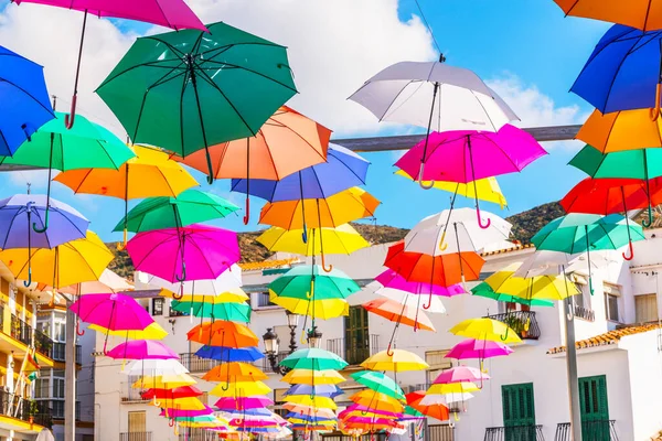 Kleurrijke Paraplu Stedelijke Straatdecoratie Kleurrijke Paraplu Boven Blauwe Lucht Hangen — Stockfoto