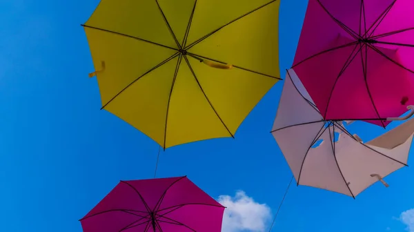 Paraguas Coloridos Decoración Urbana Calle Colgando Paraguas Colores Sobre Cielo —  Fotos de Stock