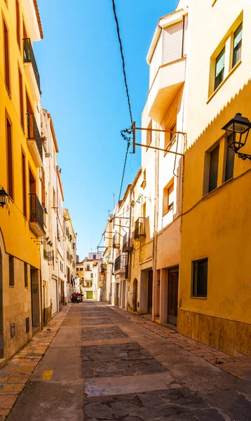 Hermosa Calle Pintoresca Camino Angosto Fachadas Coloridas Edificios Arquitectura Española —  Fotos de Stock