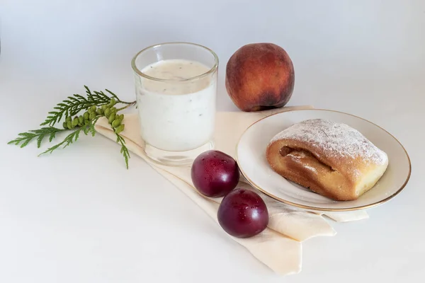 Friska Frukost Yoghurt Läckra Scones Och Plommon — Stockfoto