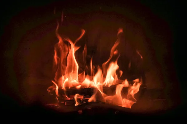 オレンジ 黄色の炎の背景で火を燃やす 放火火災安全と危険をテーマに 夜のキャンプ火災 暖炉で薪を燃やす — ストック写真