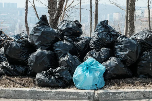Ένας Μεγάλος Σωρός Από Μαύρες Σακούλες Σκουπιδιών Καθαρισμός Σκουπιδιών Στους — Φωτογραφία Αρχείου