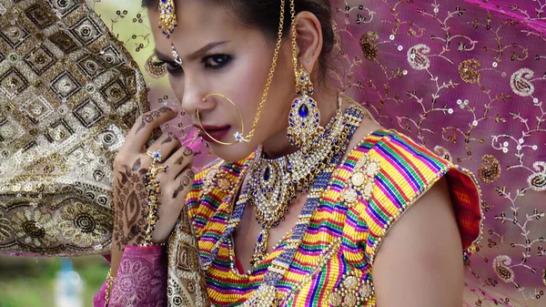 Indonésie Mladá Krásná Žena Tradičními Šaty Stojící Kameře Brány Nebi — Stock fotografie
