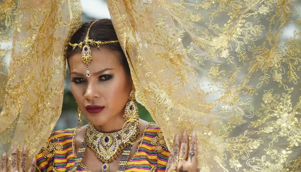 Індонезія Молода Красива Жінка Традиційним Плаття Стоячи Дивитися Камеру Воротах — стокове фото
