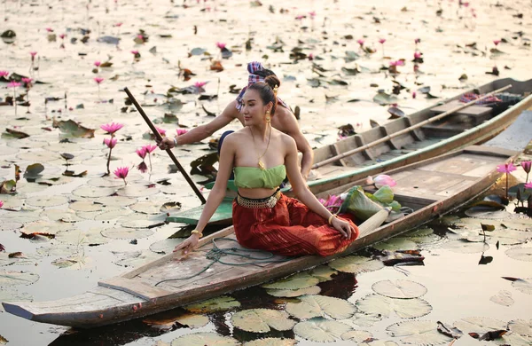 タイやタイの衣装アジアのドレスの概念 若いタイの美しい女性がアユタヤの仏教寺院を歩いています — ストック写真