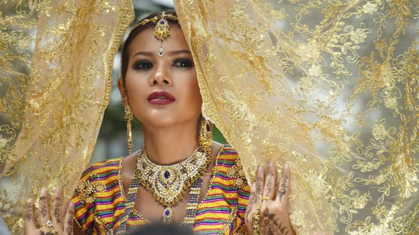 Portré Fiatal Menyasszony Viselése Esküvői Hidzsáb Állandó Szabadtéri — Stock Fotó