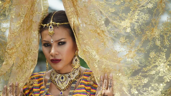 Portré Fiatal Menyasszony Viselése Esküvői Hidzsáb Állandó Szabadtéri — Stock Fotó