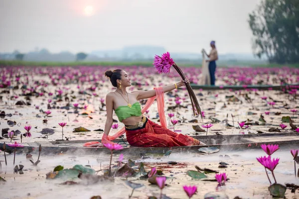 Young Asian Women Traditional Dress Boat Pink Lotus Flowers Pond — Zdjęcie stockowe