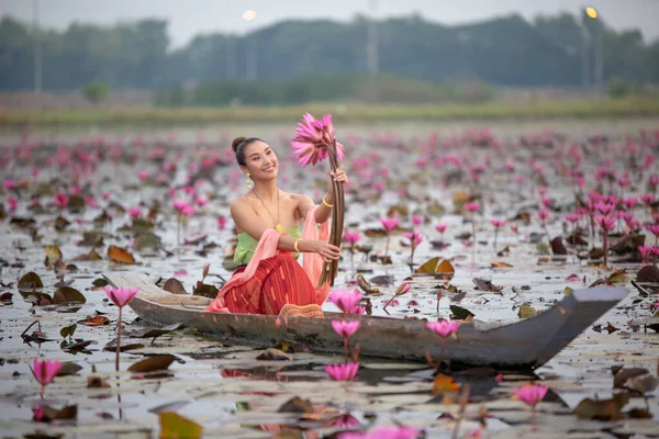 Jovens Mulheres Asiáticas Vestido Tradicional Barco Flores Lótus Rosa Lagoa — Fotografia de Stock