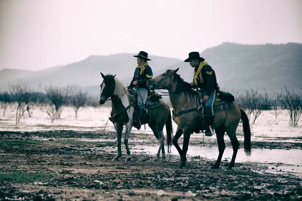 Cowboy Paardrijden Tegen Zonsondergang — Stockfoto