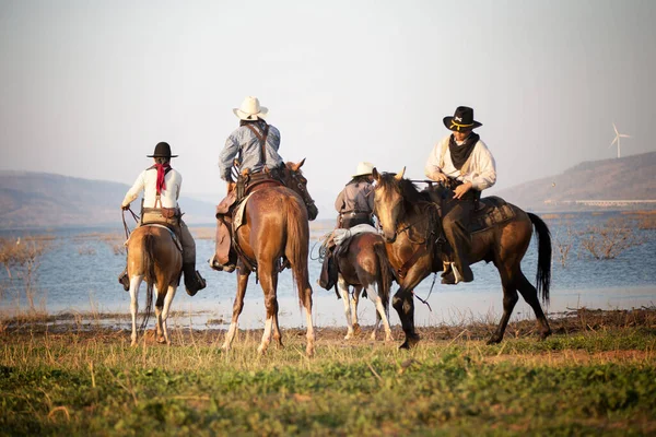 Cowboy Reitet Pferd Gegen Sonnenuntergang — Stockfoto