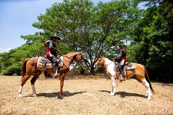 Cowboy Equitação Cavalo Contra Pôr Sol — Fotografia de Stock