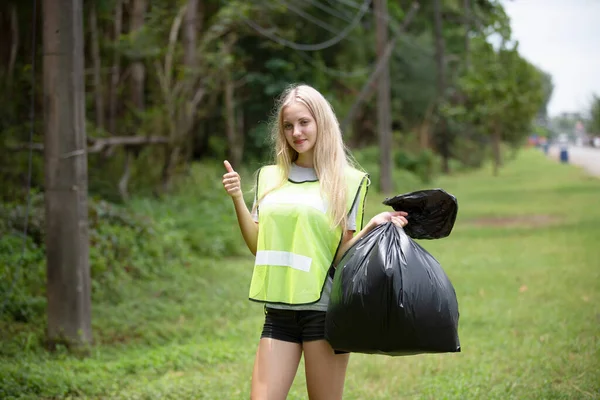 Yeşil Gönüllü Yimser Iki Gönüllü Çöp Torbası Tutuyor Çöpleri Toplamaya — Stok fotoğraf