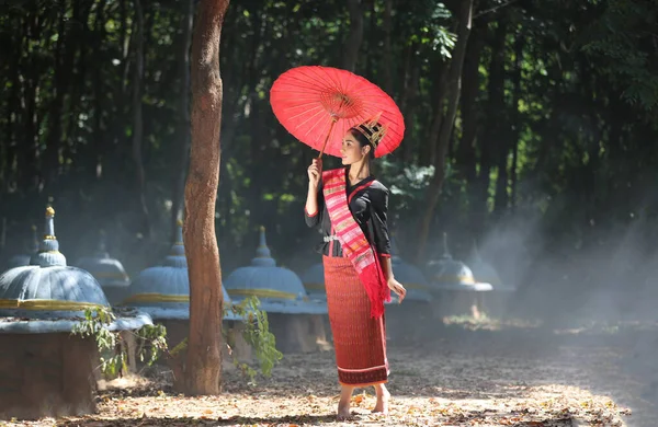 Piękna Tajska Dziewczyna Nosi Sukienki Rodzimej Kultury Spędzać Czas Słoniem — Zdjęcie stockowe
