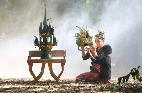 Gyönyörű Thai Lány Visel Őshonos Kultúra Ruhák Időt Töltenek Elefánt — Stock Fotó