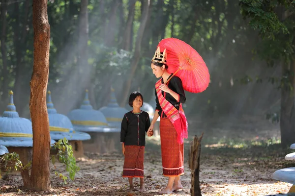 Yerli Kültürü Giyen Güzel Taylandlı Bir Kadın Fil Köyü Surin — Stok fotoğraf