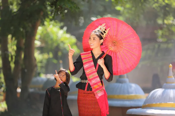 Όμορφη Γυναίκα Thai Κορίτσι Φορώντας Εγγενή Φορέματα Πολιτισμού Ξοδεύουν Χρόνο — Φωτογραφία Αρχείου