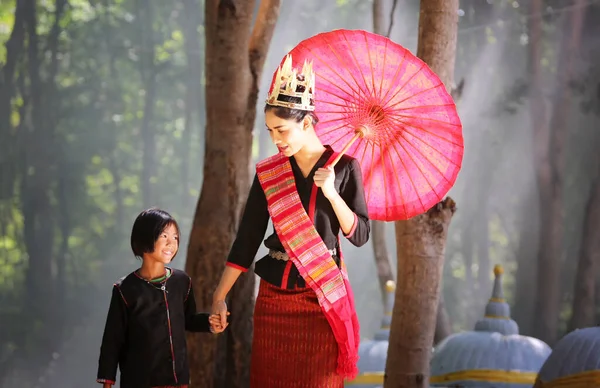 Όμορφη Γυναίκα Thai Κορίτσι Φορώντας Εγγενή Φορέματα Πολιτισμού Ξοδεύουν Χρόνο — Φωτογραφία Αρχείου