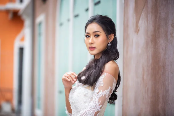 Retrato Mujer Asiática Joven Vestido Novia — Foto de Stock