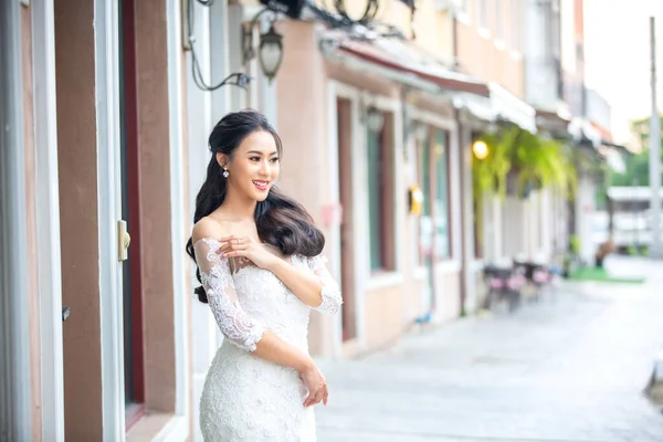 Portrét Mladé Asijské Ženy Svatebních Šatech — Stock fotografie