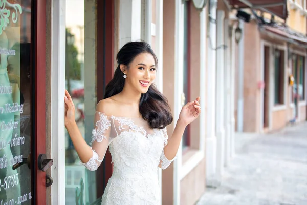 Porträt Einer Jungen Asiatin Brautkleid — Stockfoto