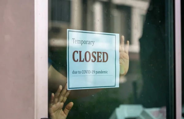 Stängt Företag För Covid Pandemi Utbrott Stängning Skylt Detaljhandeln Fönster — Stockfoto