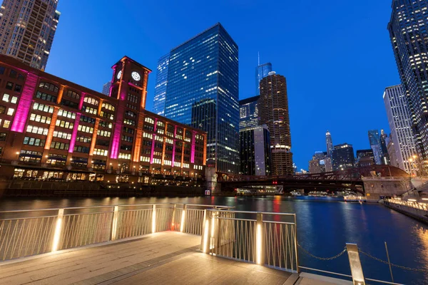 Kleurrijke Architectuur Van Chicago Nachts — Stockfoto
