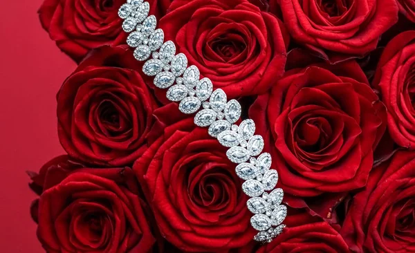 Luxury Diamond Bracelet Bouquet Red Roses Jewelry Love Gift Valentines — Stock Photo, Image