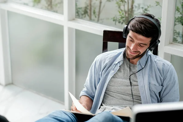 Macio Borrado Homem Caucasiano Ler Livro Ouvir Música Por Fone — Fotografia de Stock