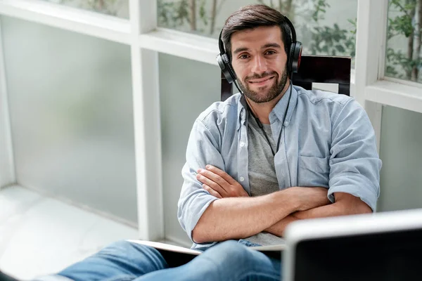 Blanke Man Luisteren Muziek Met Een Koptelefoon Zitten Kamer Met — Stockfoto