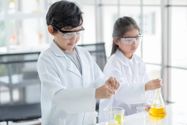 Menino Menina Cientista Gostam Examinar Cor Química Laboratório Usando Conta — Fotografia de Stock