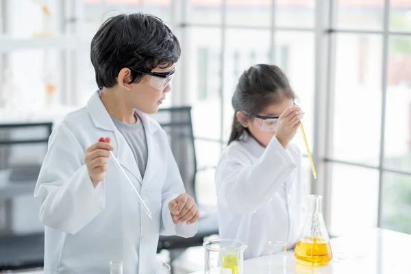 Liten Pojke Forskare Njuta Att Undersöka Färgen Kemikalie Laboratoriet Genom — Stockfoto