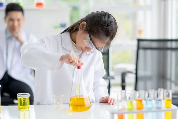Adorável Menina Cientista Concentrar Para Testar Cor Química Laboratório Usando — Fotografia de Stock