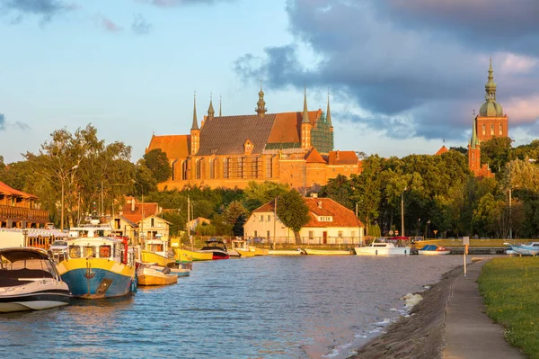 从码头看到的从码头看到的Frombork大教堂 — 图库照片