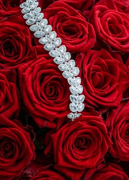 Luxury Diamond Bracelet Bouquet Red Roses Jewelry Love Gift Valentines —  Fotos de Stock