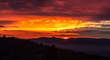 Mountain view günbatımı sırasında