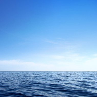 Dalgalı mavi deniz manzarası