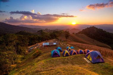 Dağlarda kamp çadırları.