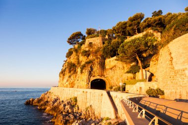 Gün batımında Monako-Ville kıyısı 