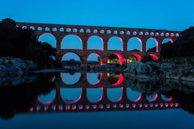 Akşamları Pont du Gard  