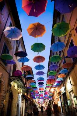 Farklı renk arkaplan görünümlü şemsiyeler 