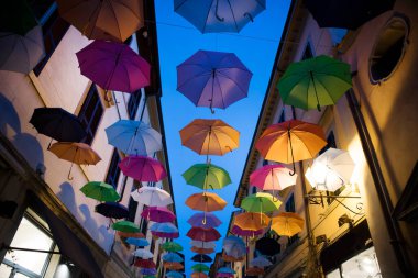 Farklı renk arkaplan görünümlü şemsiyeler 