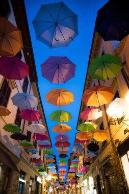 Farklı renk arkaplan görünümlü şemsiyeler 