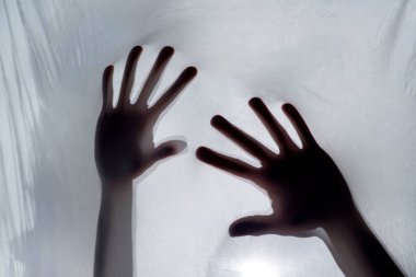 Kadına karşı şiddet, kadın eli camda