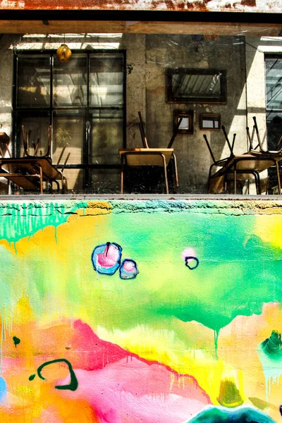 Закритий Ресторан Барвистою Пофарбованою Стіною — стокове фото