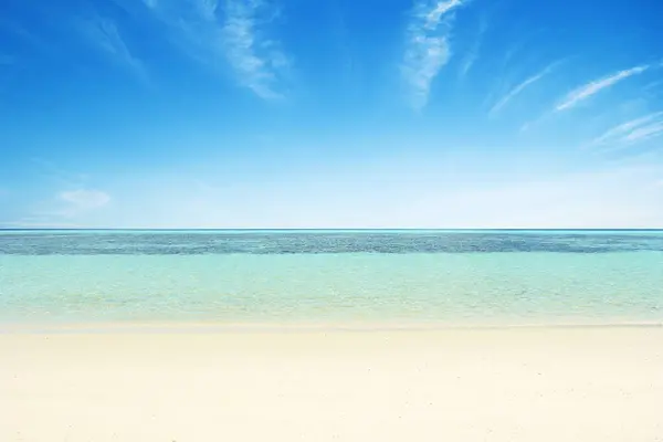 沙滩和蓝天 — 图库照片