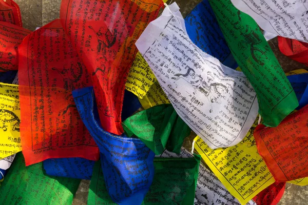 Budist Renkli Dua Bayrakları Yazdırılan Mantra Ile — Stok fotoğraf