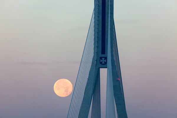 Super Księżyc Przez Tadeusz Mazowiecki Most Rzeszowie — Zdjęcie stockowe