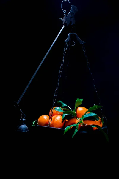 Apelsiner Skalor Svart Bakgrund — Stockfoto